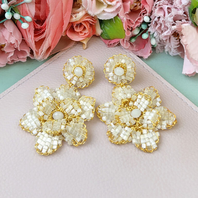 Phantasievolle Perlen-Ohrringe in Blütenform in Weiß