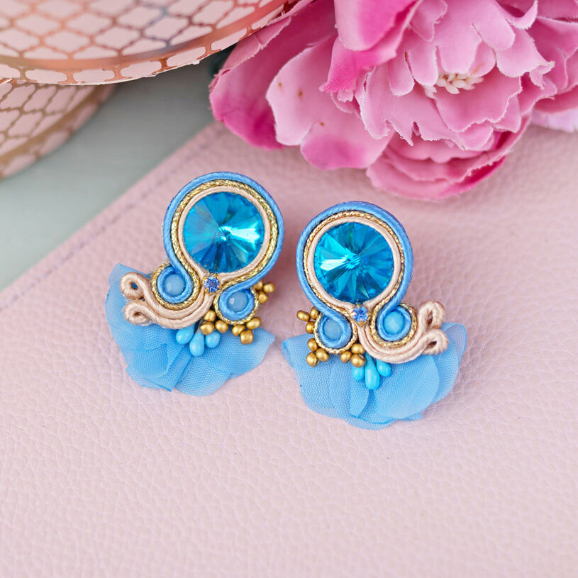 Kleine Soutache-Ohrringe in Blautönen und Gold