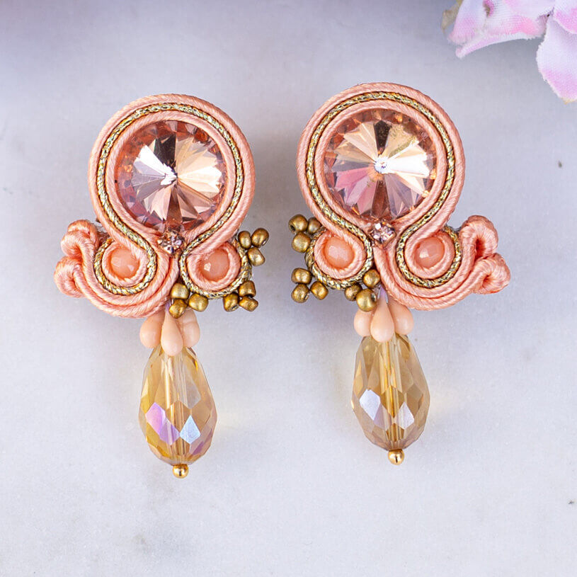 Stylische Soutache-Ohrstecker in hellem Apricot