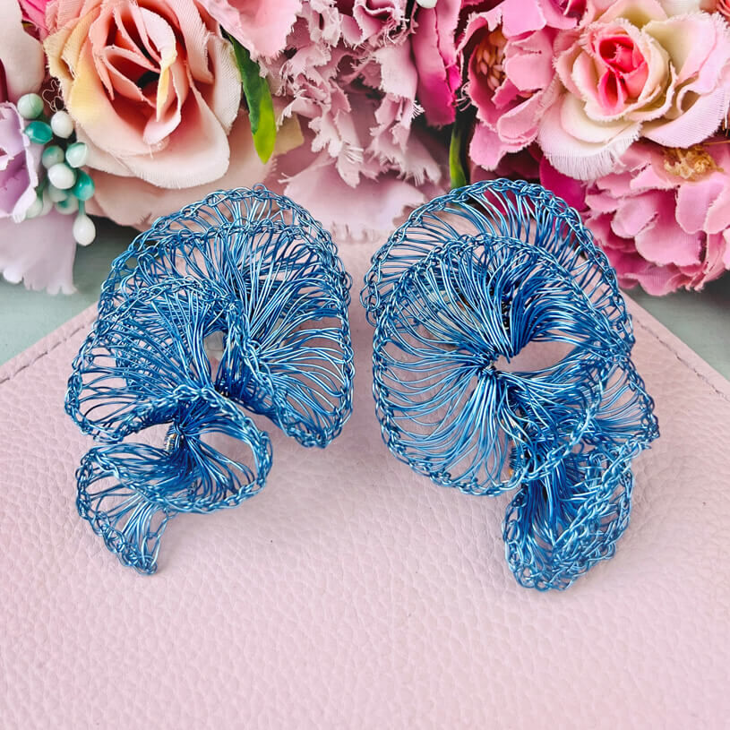 Hochwertige Statement-Ohrringe aus blauen Drähten