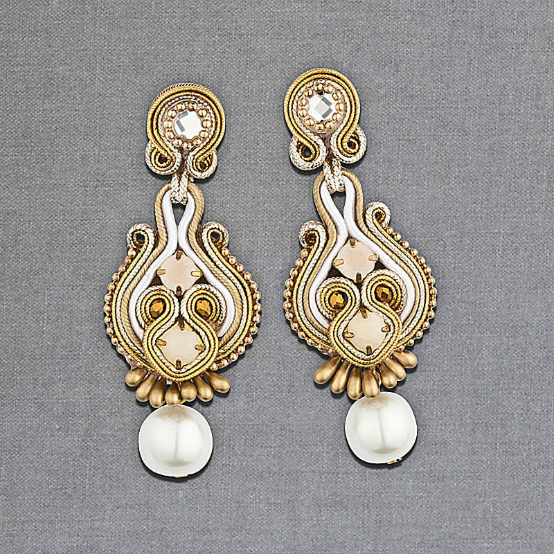 Goldene Perlen-Ohrringe in Soutache-Optik von Candela Reina