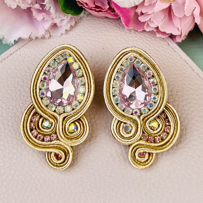 Außergewöhnliche Soutache-Ohrringe in Gold und Rosa