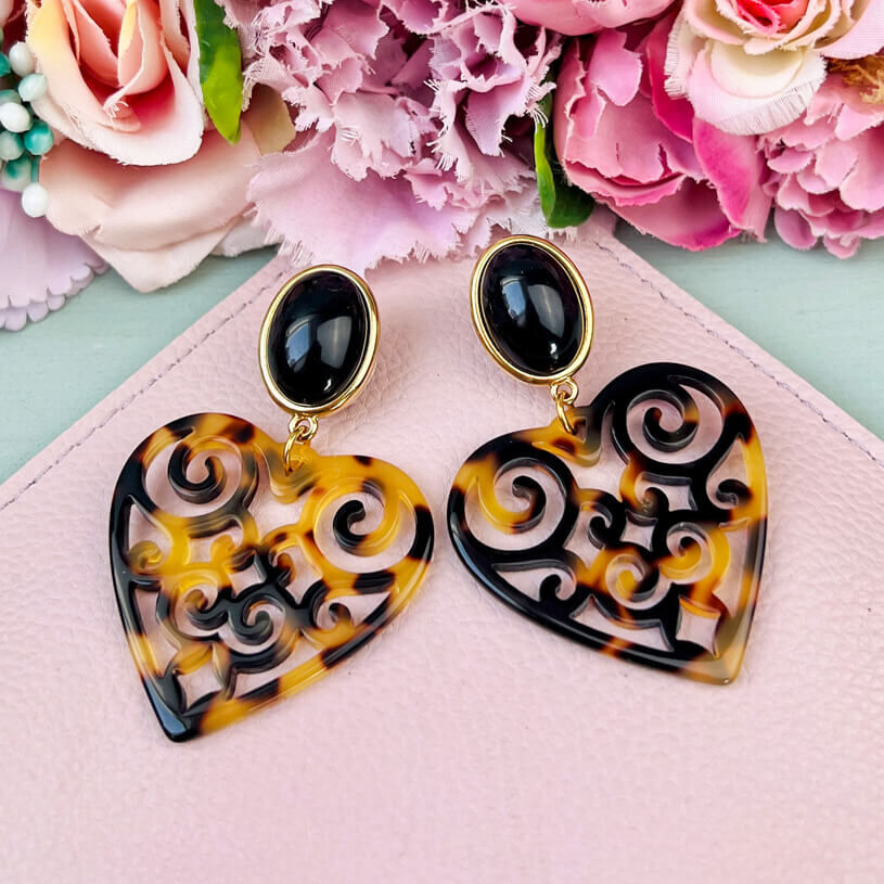Schöne Herz-Ohrringe mit schwarzen Ohrsteckern und Herz-Ornamenten in Schildpattfarben