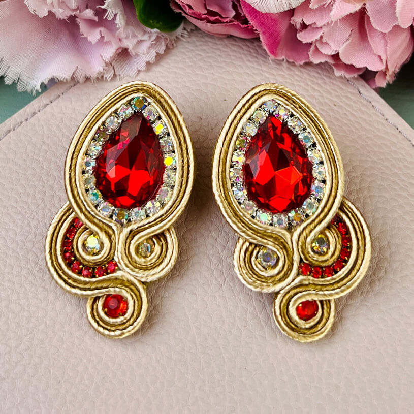 Außergewöhnliche Soutache-Ohrringe in Gold und Rot