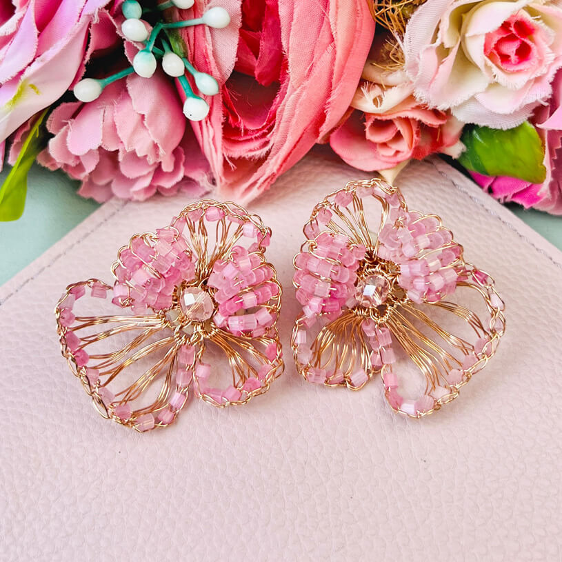 Statement-Ohrringe in Blütenform mit Perlen in Rosa