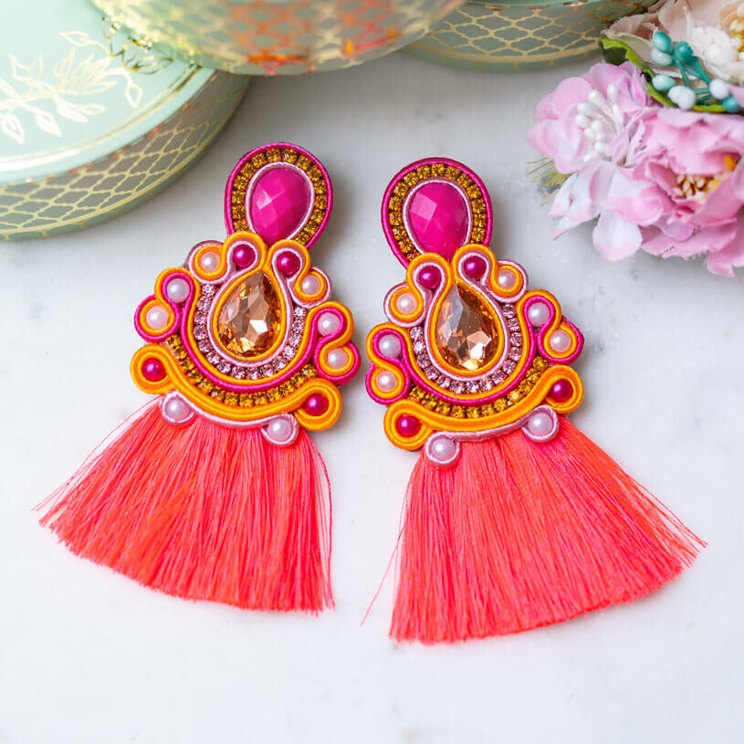 Prächtige Soutache-Ohrringe in Pink-Orange mit Statement-Quaste