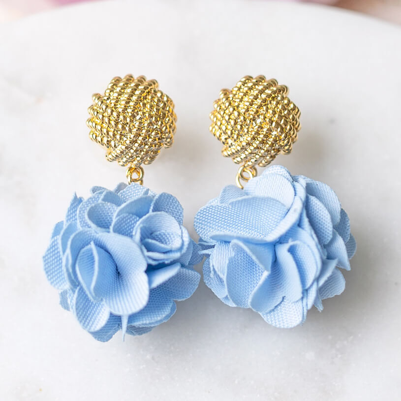 Vergoldete Knoten-Ohrstecker mit hellblauem Blüten-Pompom