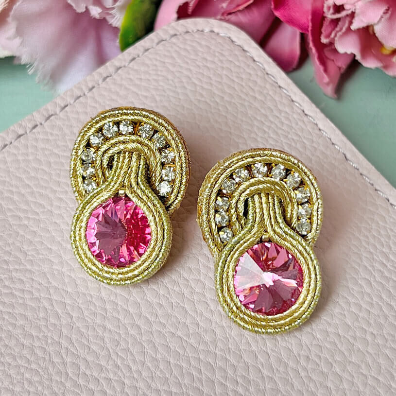 Goldfarbene Soutache-Ohrringe mit rosafarbenem Swarovski-Kristall
