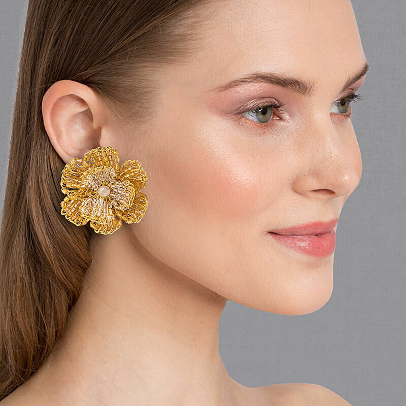 Große Blumen-Ohrstecker aus funkelnden Perlen und Golddraht