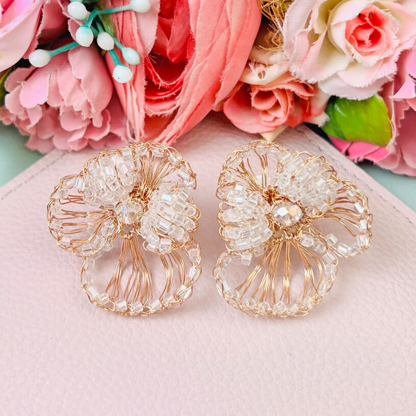 Statement-Ohrringe in Blütenform mit Perlen in Kristall