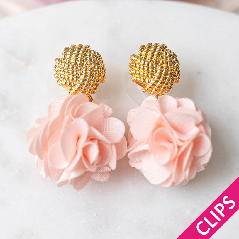 Vergoldete Knoten-Ohrclips mit zartroséfarbem Blüten-Pompom