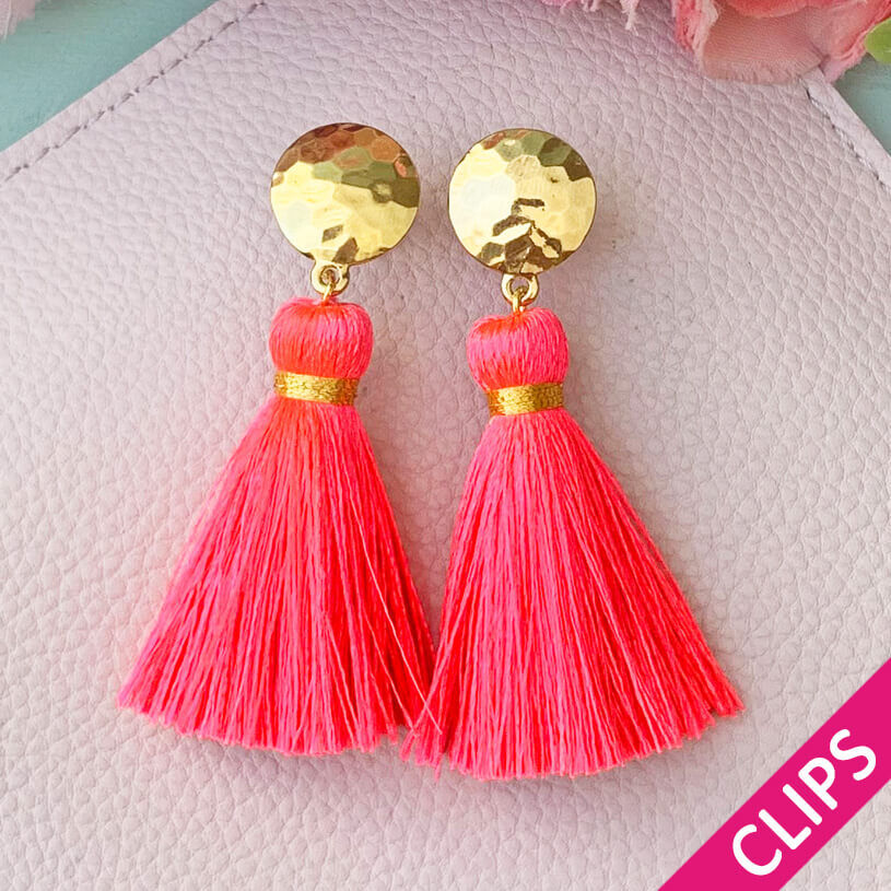 Vergoldete runde Ohrclips mit neonpinker Quaste