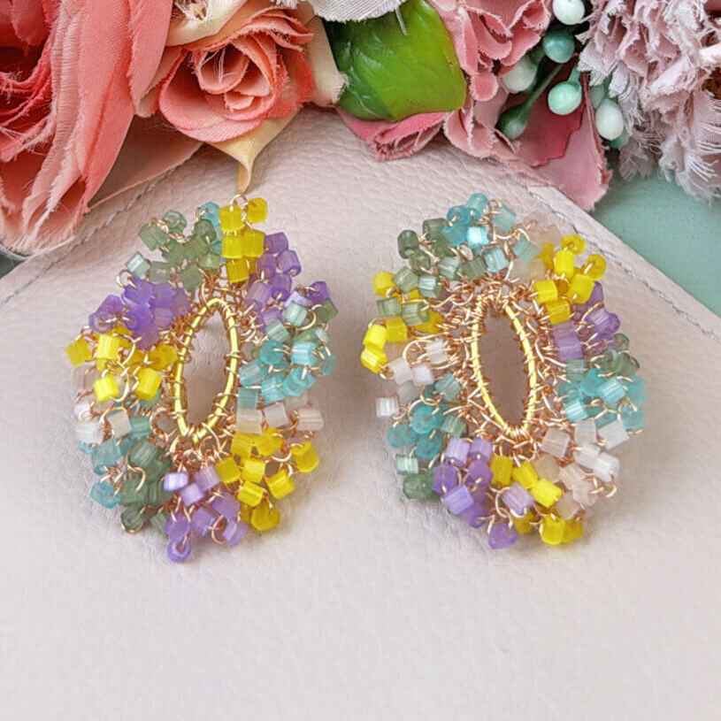 Trendige Ohrringe aus einem Perlenring in Pastelltönen
