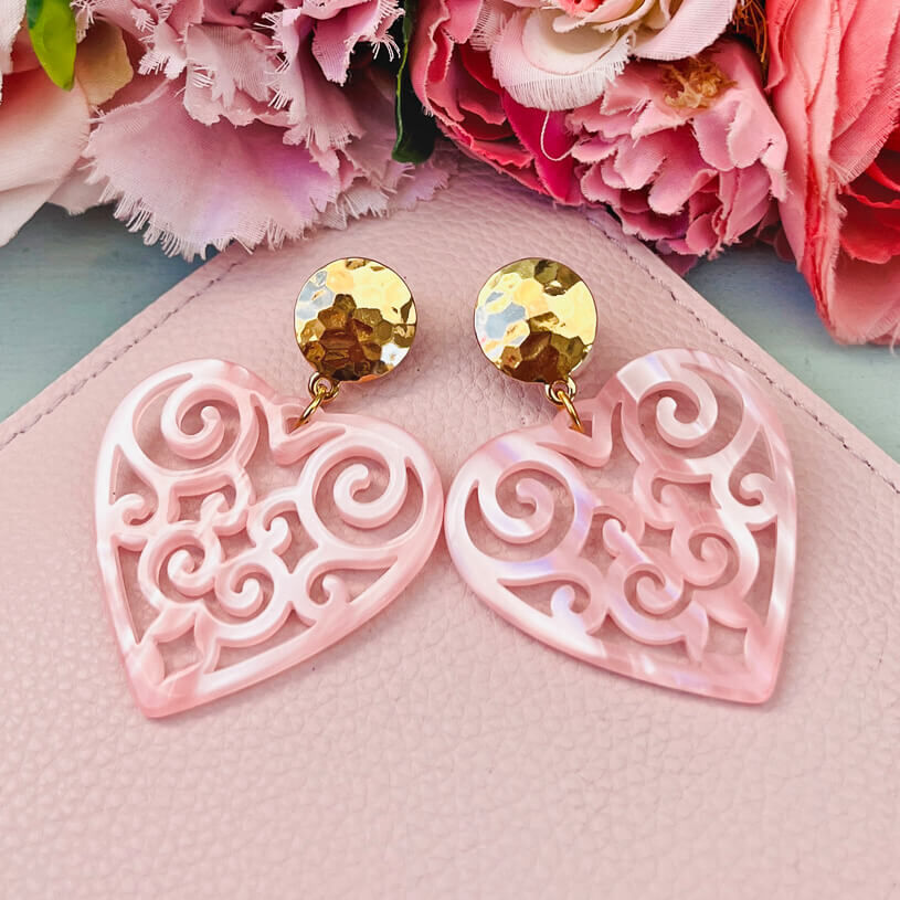 Vergoldete runde Ohrstecker mit Herz-Ornamenten in Rosa