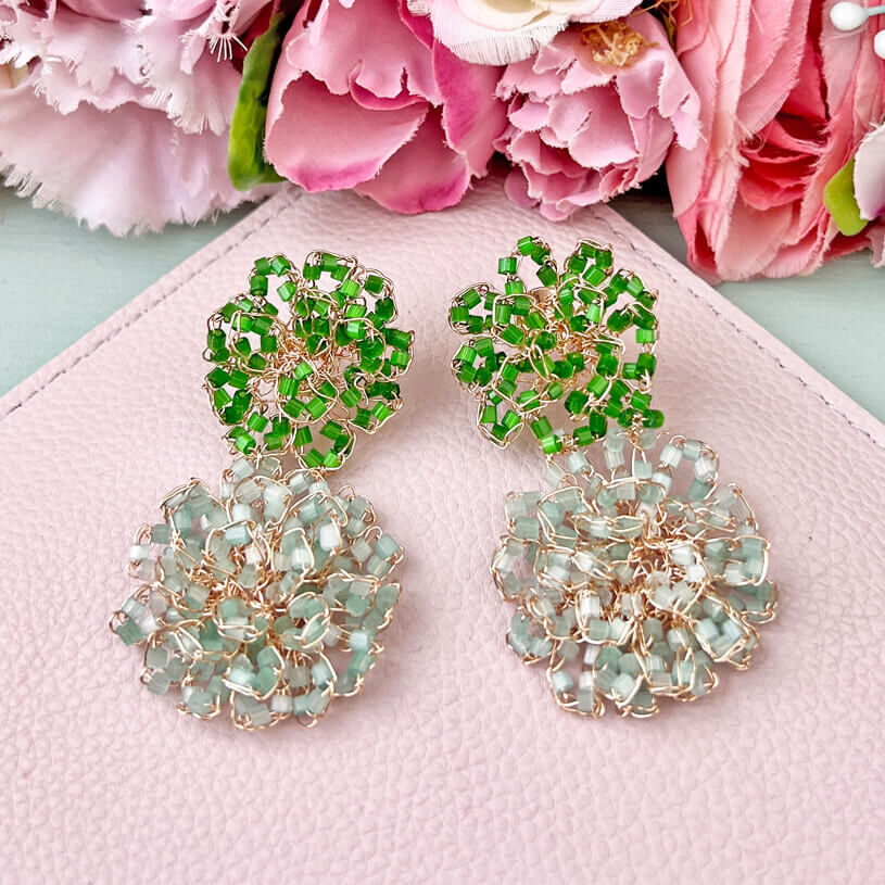 Bunte Perlen-Ohrringe aus zwei Blüten in Grün und Mintgrün
