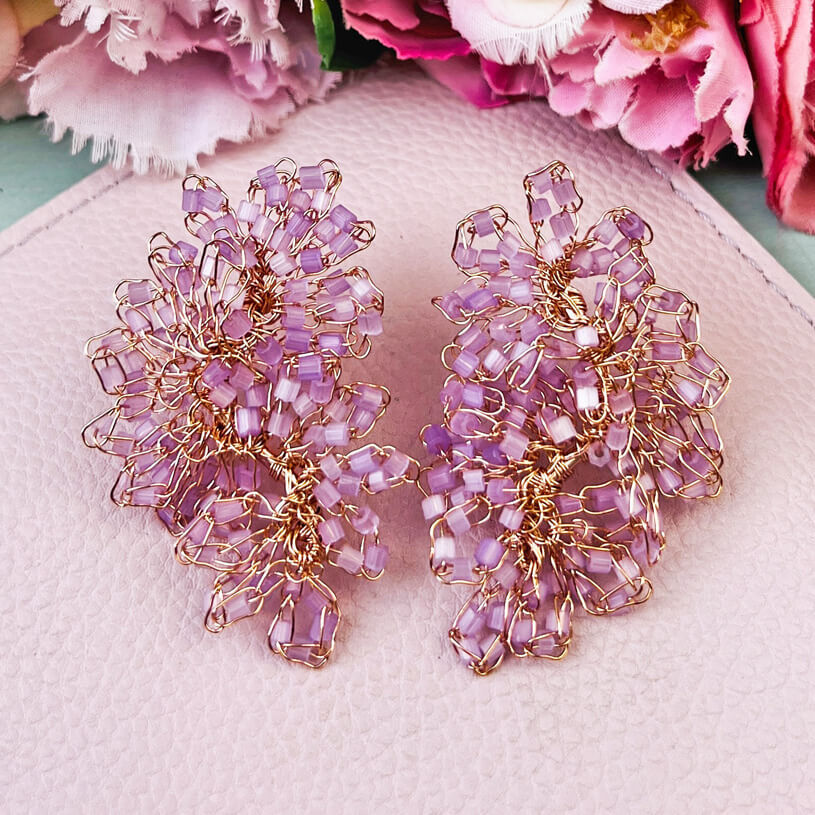 Edle Perlen-Ohrringe aus mehreren Blüten in Flieder
