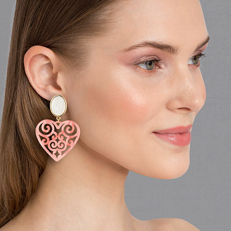 Ornament-Ohrringe in Perlmutt und rosa