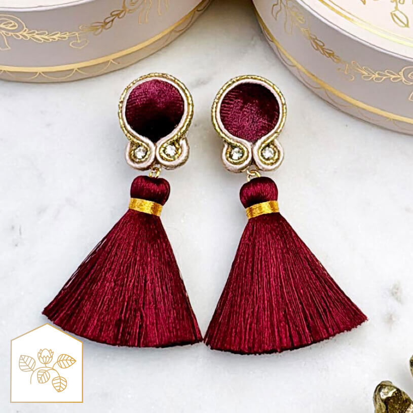 Samt-Soutache-Ohrstecker in Rot und Gold mit Quaste