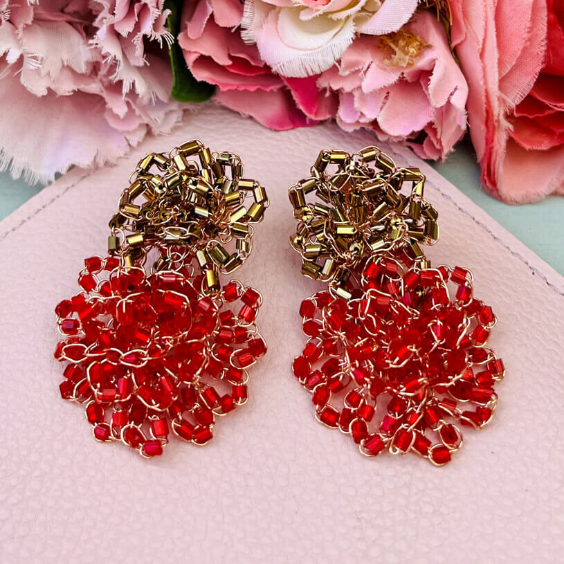 Außergewöhnliche Perlen-Ohrringe aus zwei Blüten in Gold und Rot