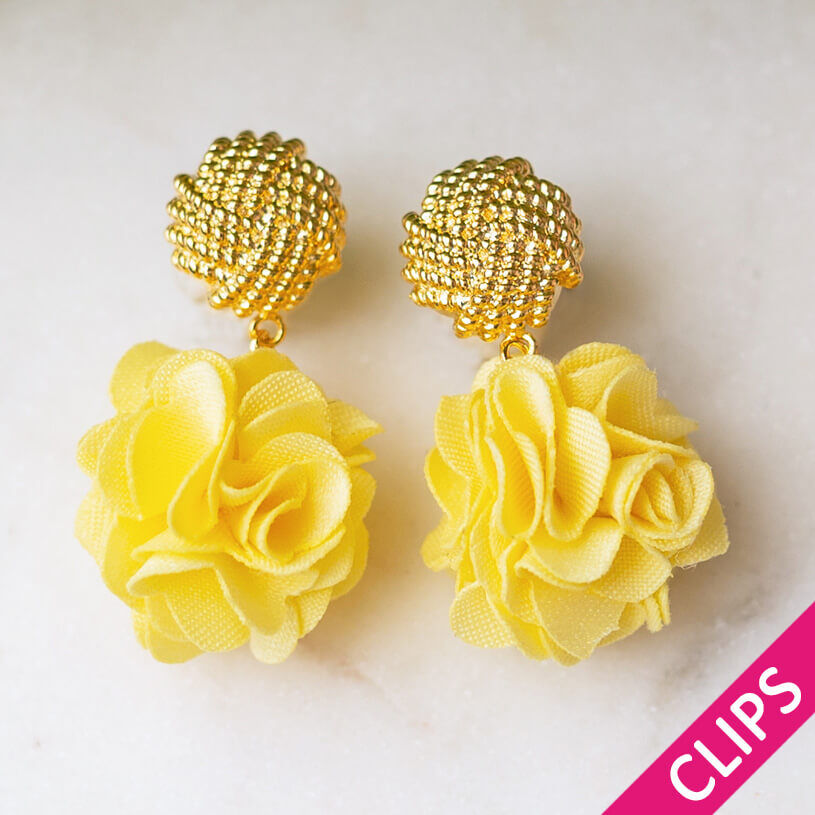 Vergoldete Knoten-Ohrclips mit hellgelbem Blüten-Pompom