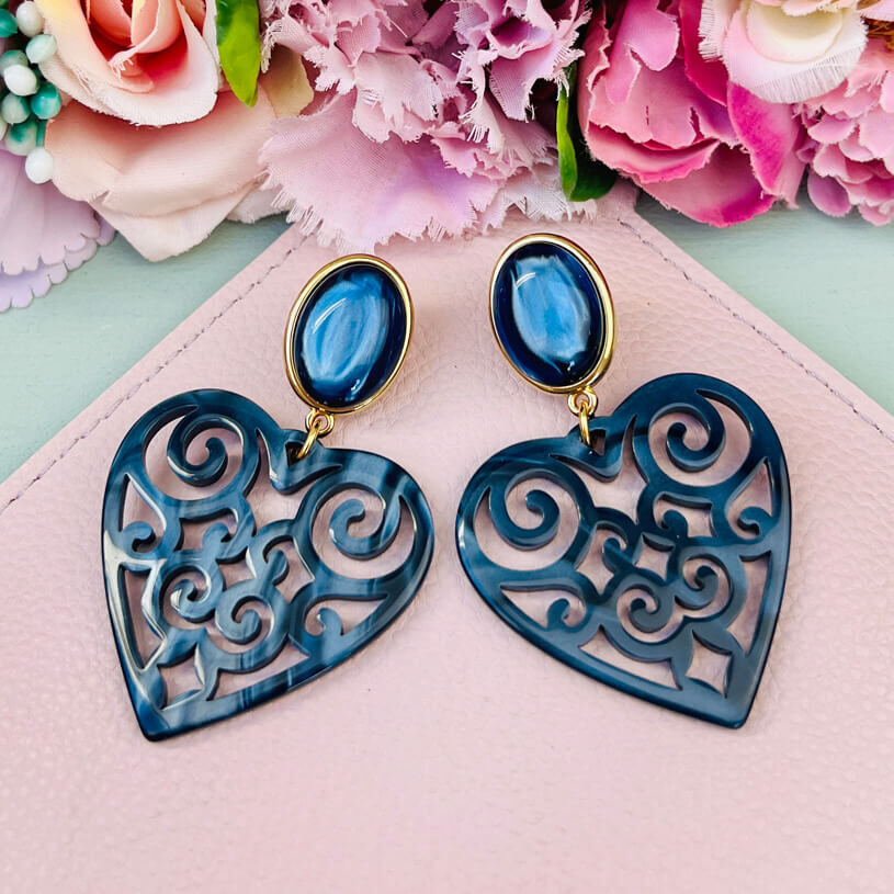 Schöne Herz-Ohrringe mit dunkelblauen Ohrsteckern und schimmernden Herz-Ornamenten von AmuseToi