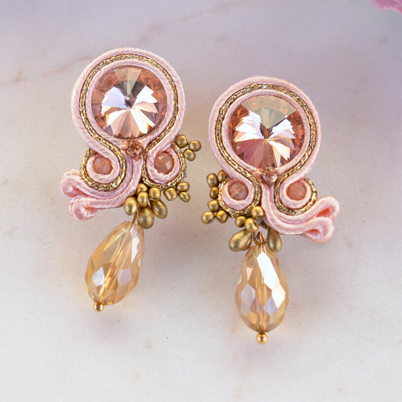 Stylische Soutache-Ohrstecker in Rosa