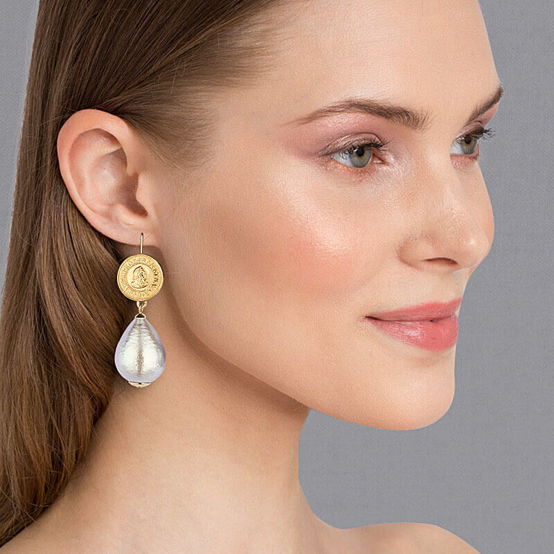 Rosa Bommel-Ohrringe mit vergoldeten Muenzen