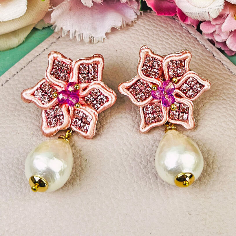 Süße Blumen-Soutache-Ohrringe in Rosé mit kleinen Baumwolltropfen