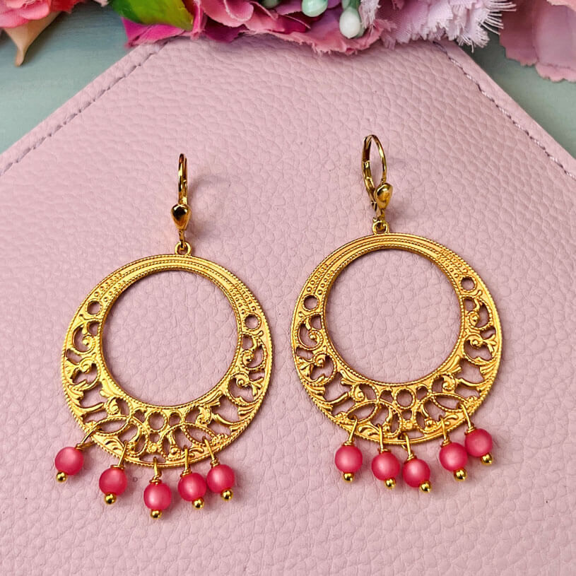 Vergoldete Ohrhänger mit schönem Ornament und Perlen in Rosa