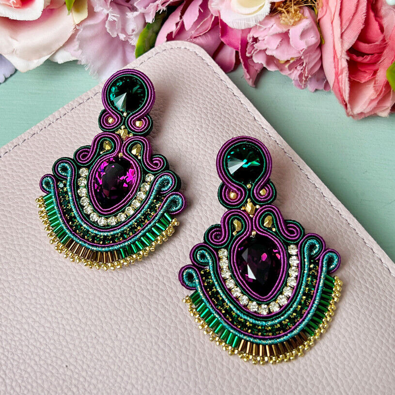 Große Soutache-Ohrringe in Violett, Grün und Gold mit Swarovski-Kristallen