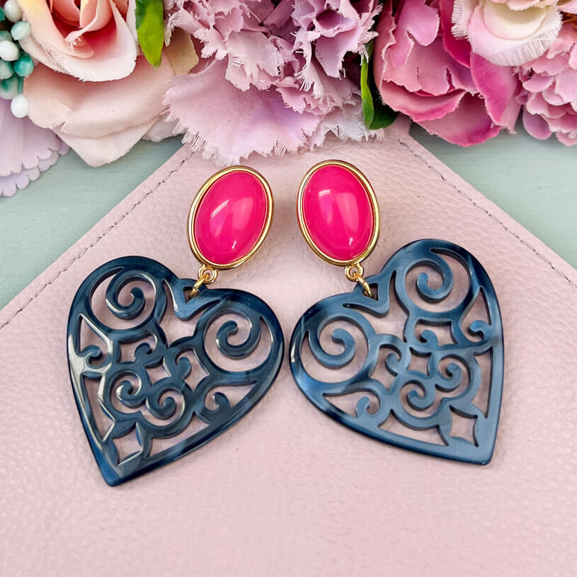 Schöne Herz-Ohrringe mit pinken Ohrsteckern und Herz-Ornamenten in Dunkelblau von AmuseToi
