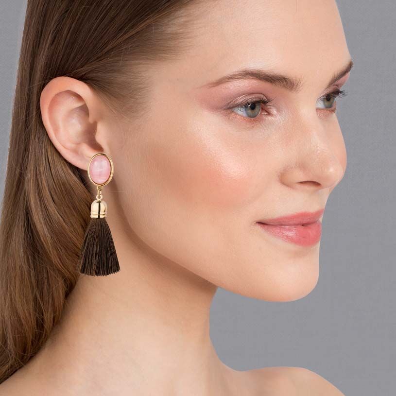 Schöne vergoldete Ohrringe mit Quasten in Braun und Rosa