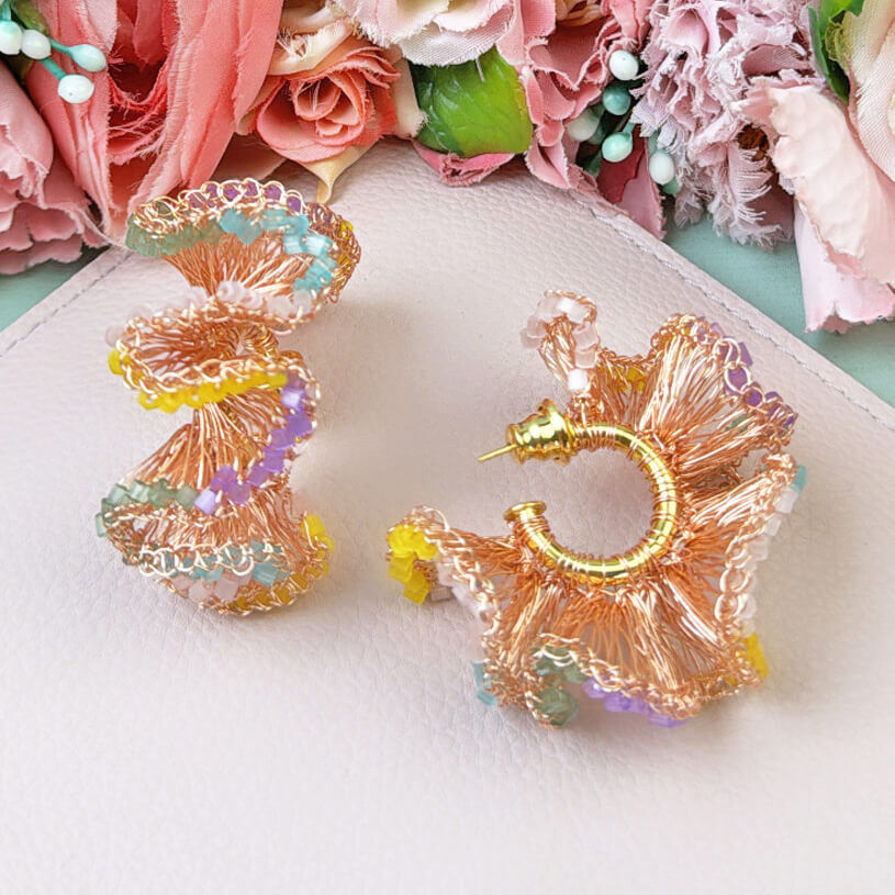 Extravagante Ohrringe aus roségoldenen Drähten und Perlen in Pastelltönen