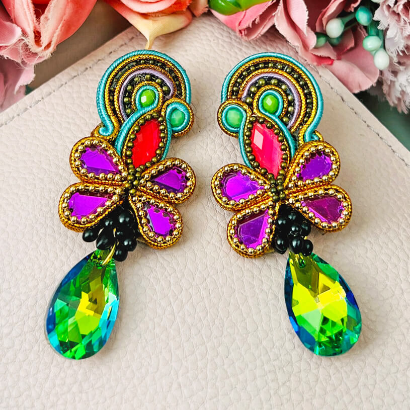 Trendige Soutache-Ohrringe in bunten Farben