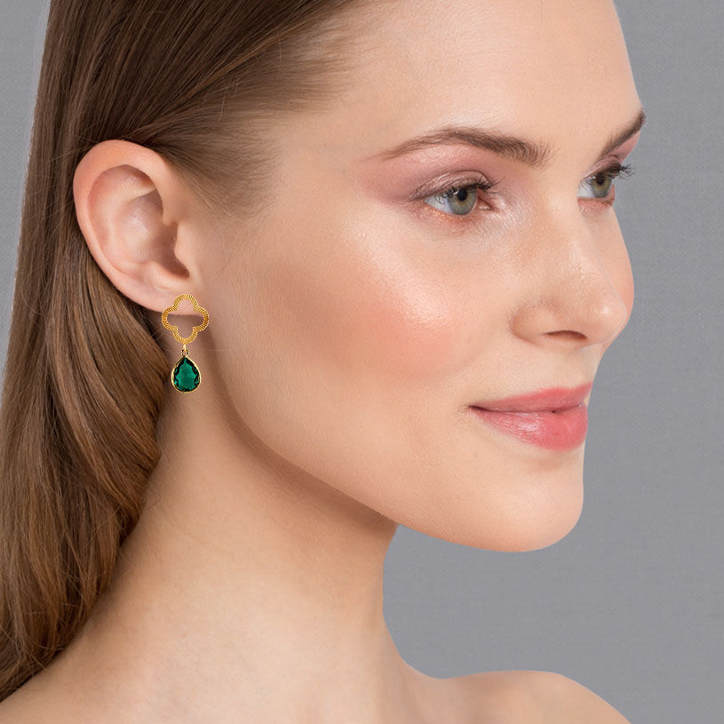 schöne Ohrringe mitbgrünen Tropfen