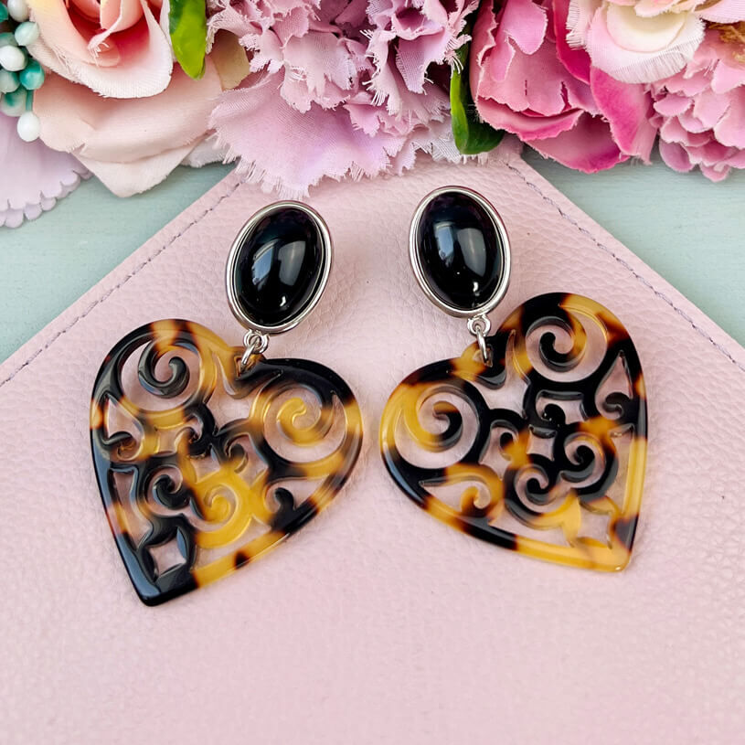 Silberfarbene Ohrringe mit schwarzem Ohrstecker und Herz-Ornament in Schildpattfarben von AmuseToi
