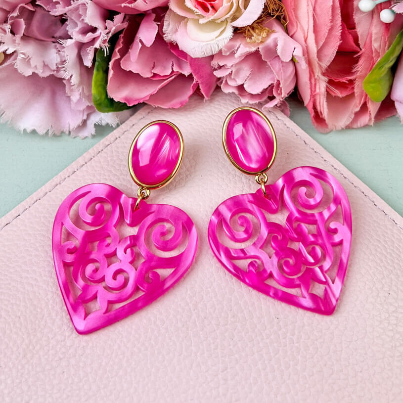 Schöne Herz-Ohrringe als Ohrstecker mit Herz-Ornamenten in Pink von AmuseToi