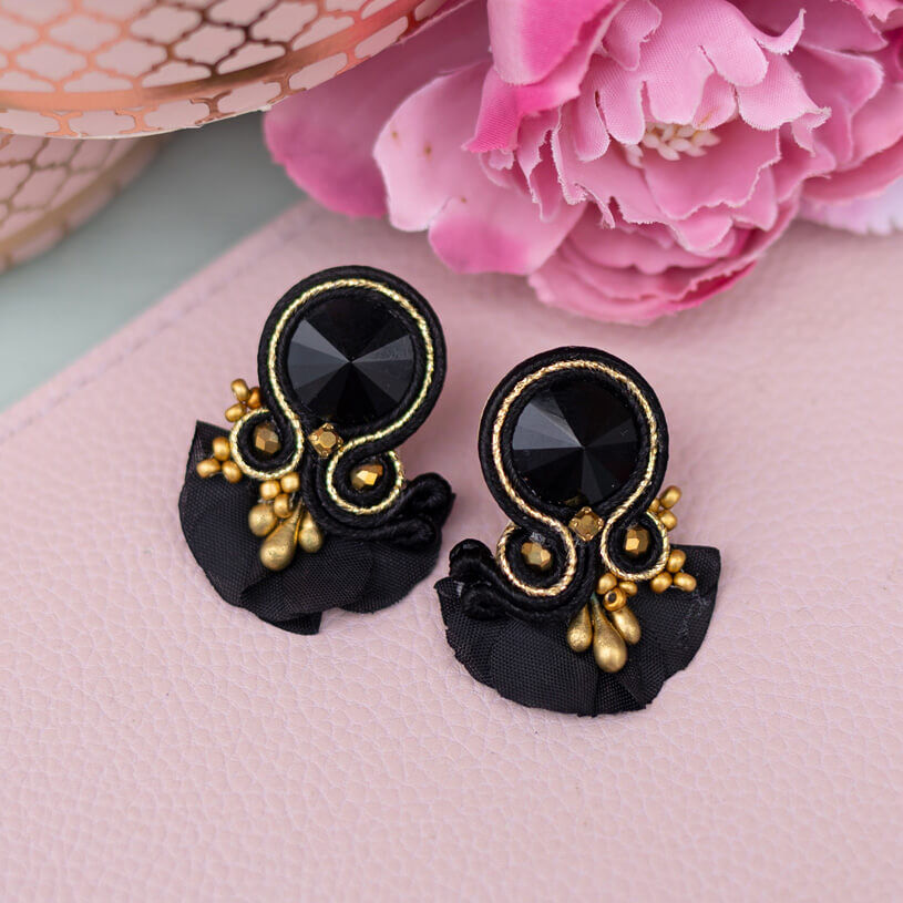 Kleine Soutache-Ohrringe in Schwarz und Gold