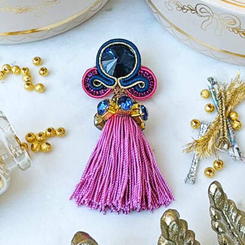 SchwesterSchwester Vorbestellbar - Auffällige Soutache-Ohrstecker in Blau und Rosa mit Quaste