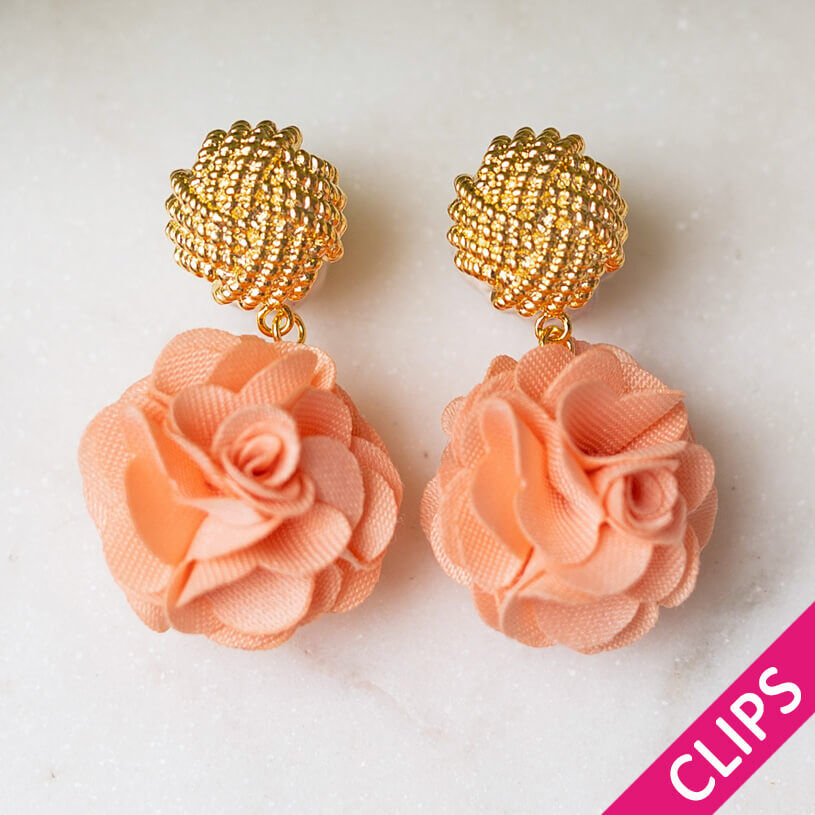 Vergoldete Knoten-Ohrclips mit korallrosanem Blüten-Pompom