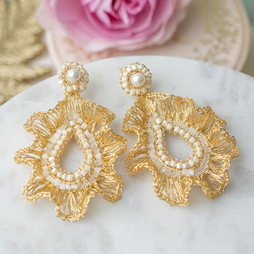 Elegante goldene Tropfen-Ohrringe mit weißen Perlen