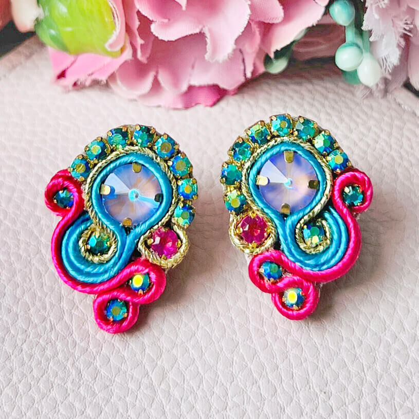 Schöne Soutache-Ohrringe in Pink und Blau