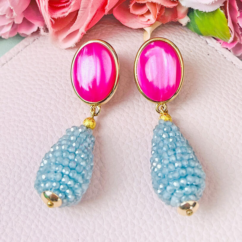 Pinke Ohrringe mit glitzerndem hellblauen Tropfen von AmuseToi