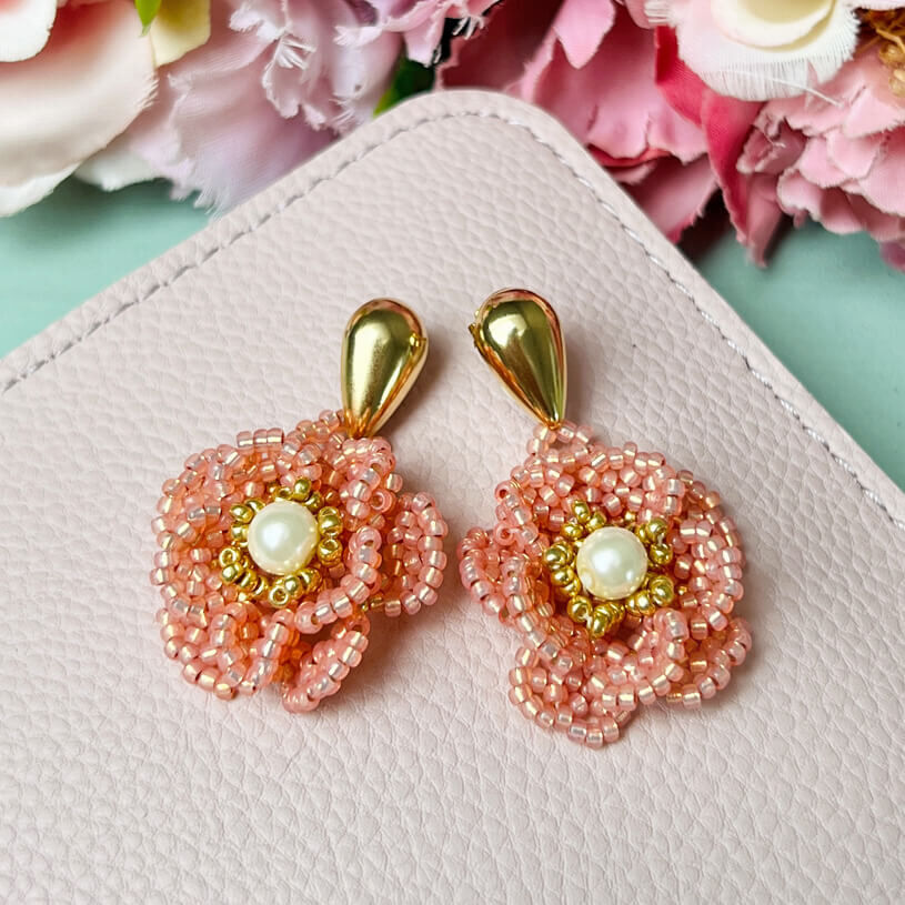 Aufwändige Blumen-Ohrstecker mit Perlen in Korallrosa