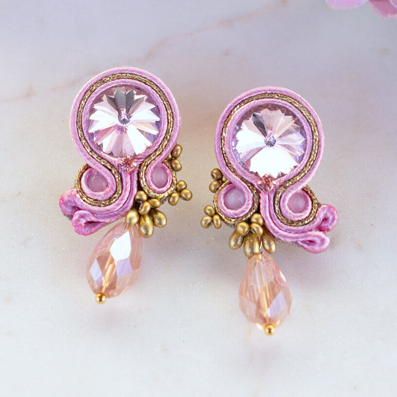 Stylische Soutache-Ohrstecker in hellem Pink