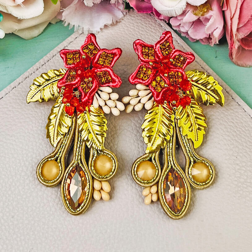 Extravagante Soutache-Ohrringe in Gold und koralligem Pink