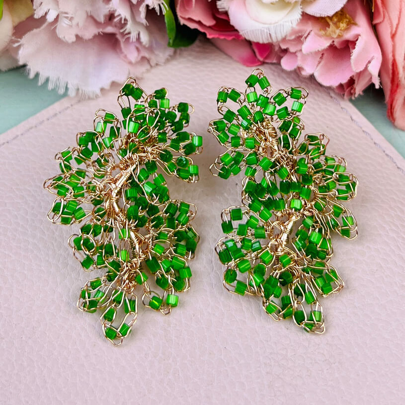 Edle Perlen-Ohrringe aus mehreren Blüten in Grün
