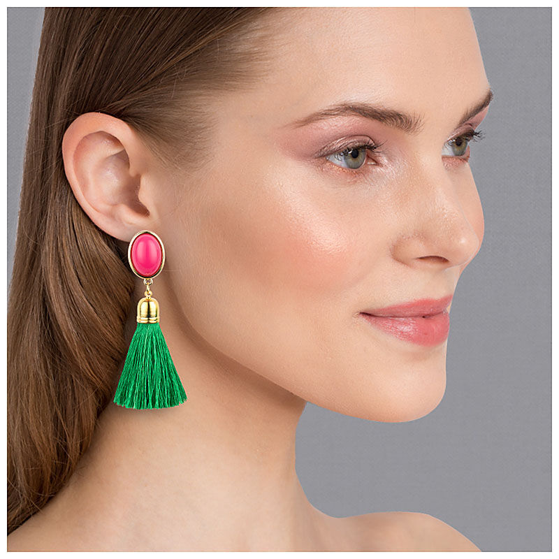 Ohrringe in Pink und Smaragdgrün am Model