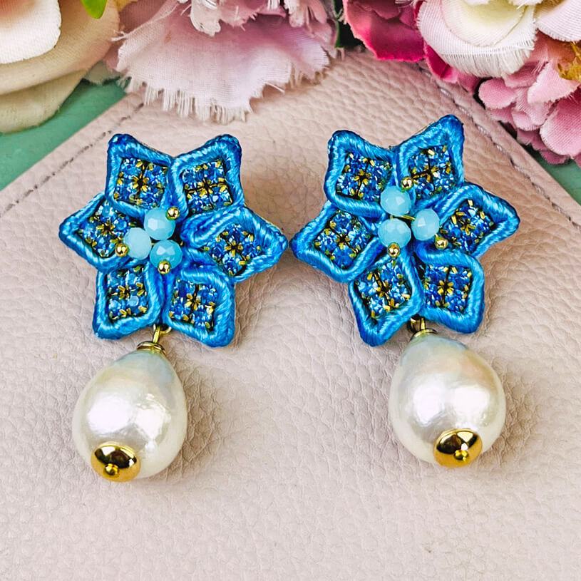 Süße Blumen-Soutache-Ohrringe in Blau mit kleinen Baumwolltropfen