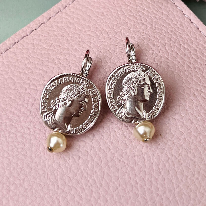 Silberfarbene Ohrhänger mit feiner Münzprägung und kleiner Perle